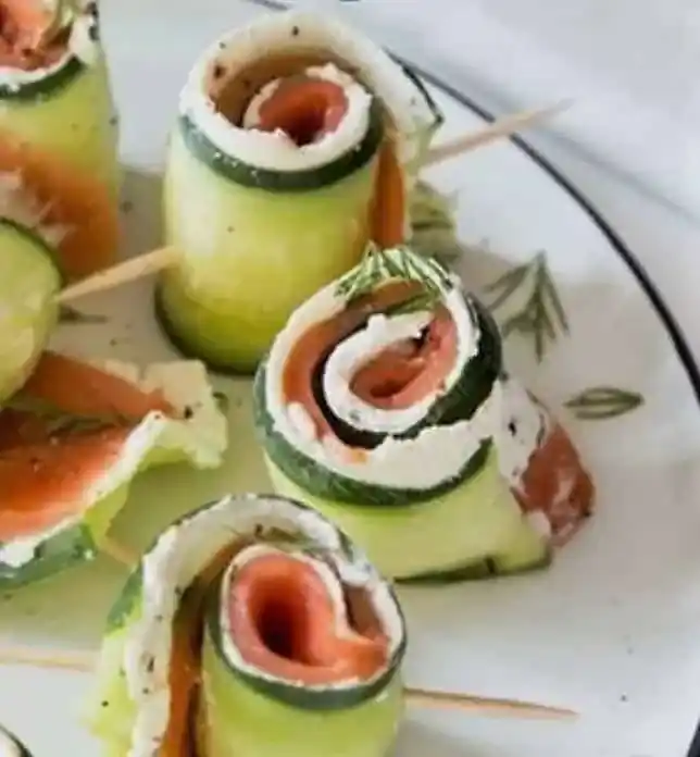 Rezept: Gurke-Frischkäse-Röllchen mit Lachs