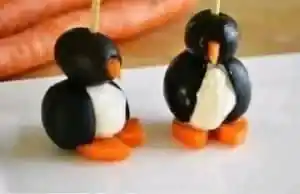 Pinguine aus Oliven und Mozzarella