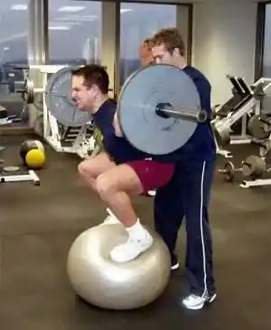 Ball Squat Übung