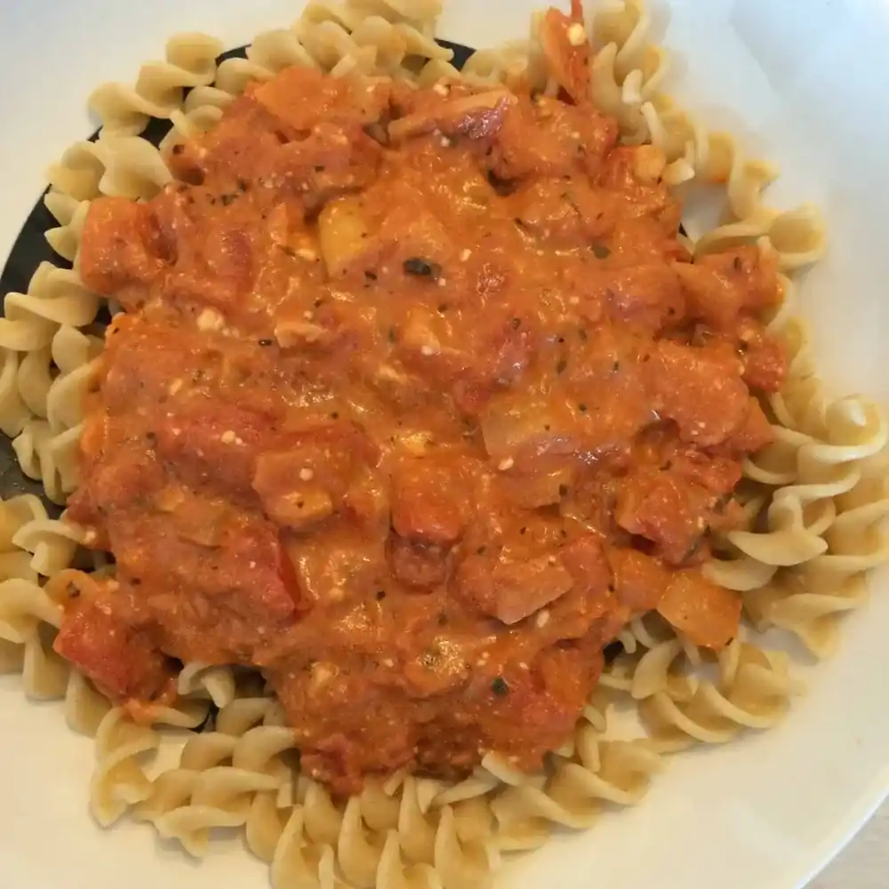 Nudeln mit Tomaten-Schafskäse-Soße