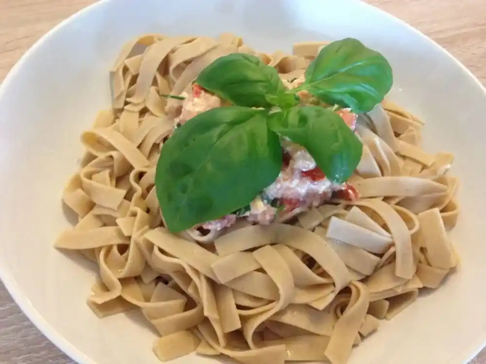 Spaghetti mit Schafskäse und frischen Tomaten
