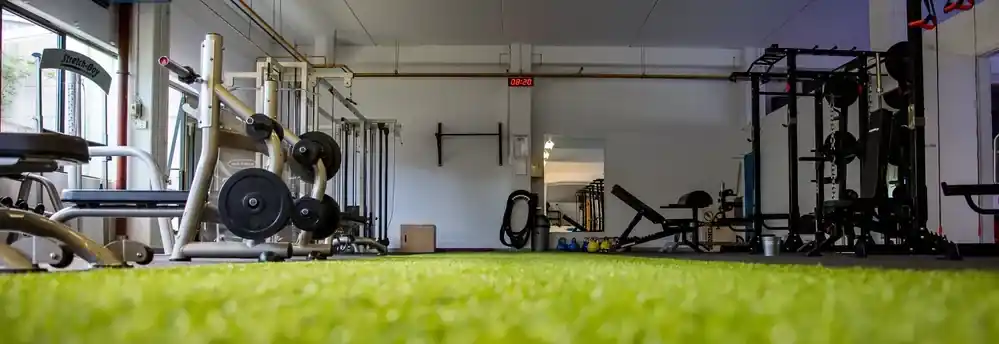 Trainingsraum im Fitnessstudio